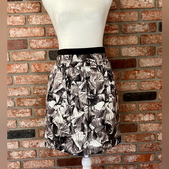 BCBG Max Azria Black White Gray Palms Lined Skirt Classic Office Size 8 Mini - Picture 2 of 7
